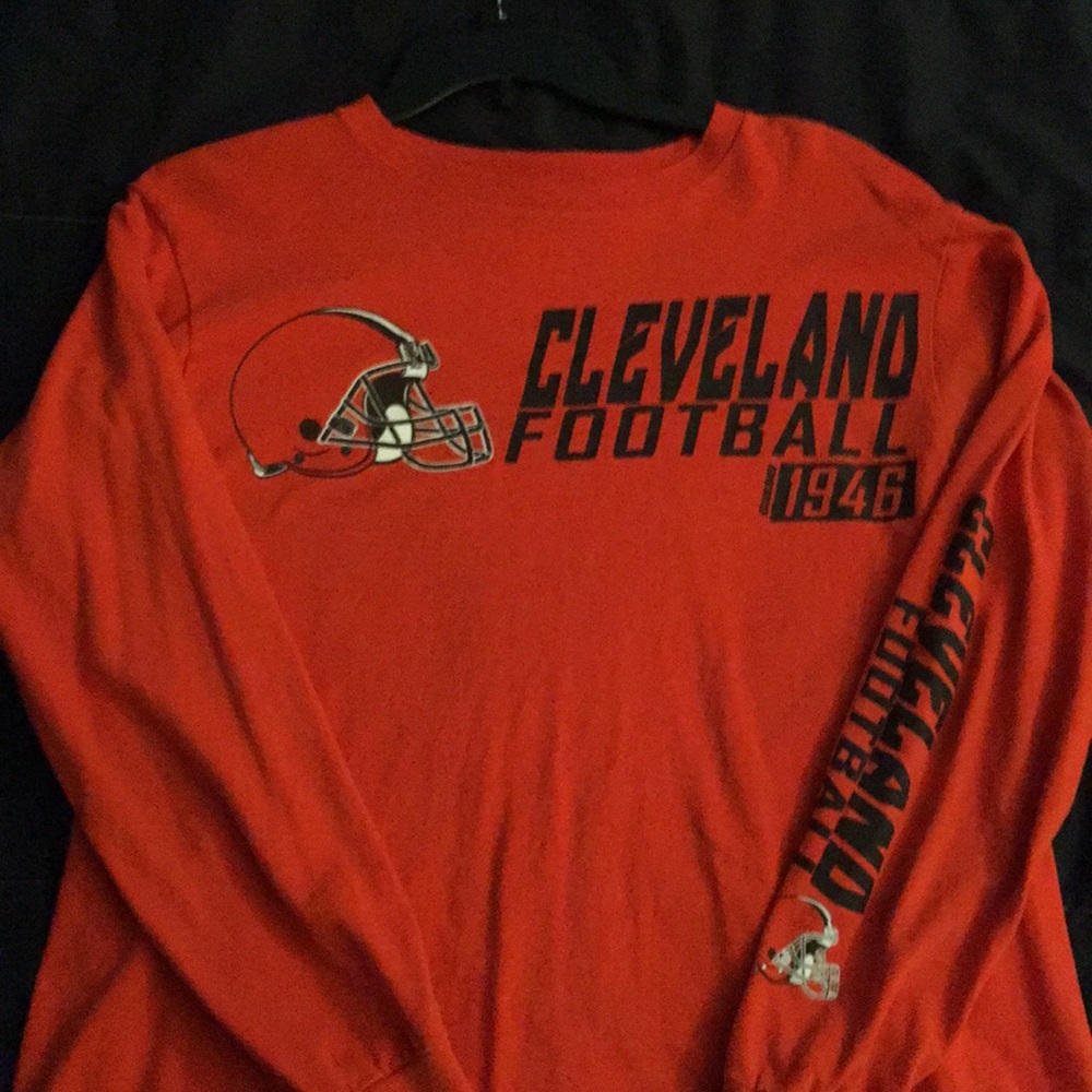 Men’s Cleveland browns tee.